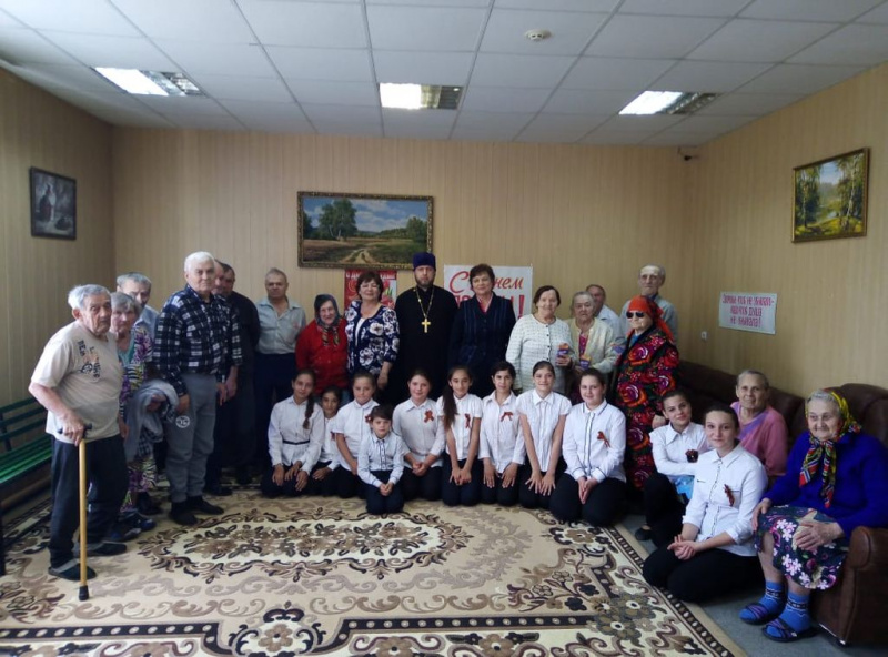 В пос. Садовый состоялась встреча жителей дома престарелых, протоиерея Романа, прихожан храма святой Ксении Петербургской и учащихся воскресной школы