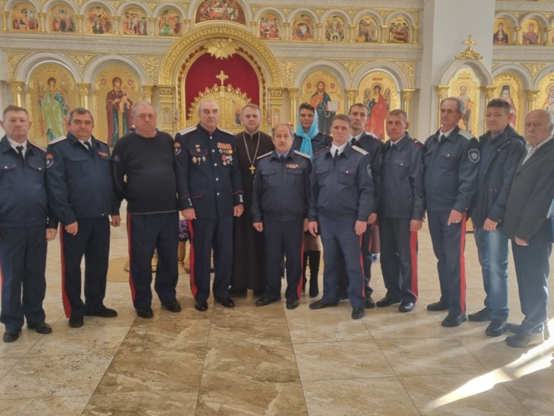 Единство веры и служения: казаки Зверевского казачьего круга посетили храм святителя Николая Чудотворца 