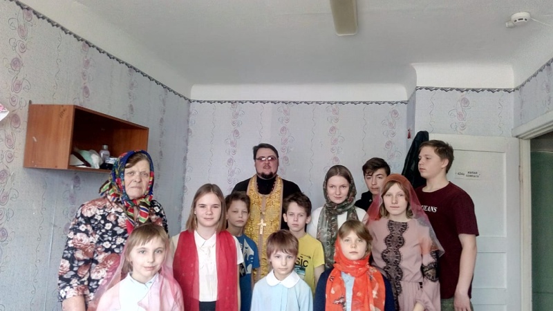 Священник причастил детей сирот, размещенных в ПВР города Шахты