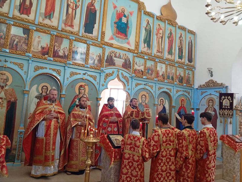 Соборное богослужение в храме Покрова Пресвятой Богородицы слободы Никольская 