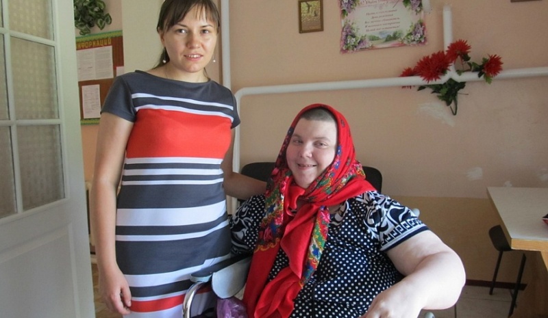Сотрудники Александровск-Грушевского благочиния посетили пациентку отделения милосердия