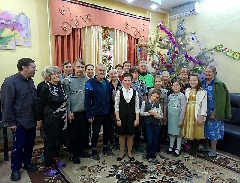 Поздравление с Рождеством в центре социального обслуживания пожилых людей и инвалидов