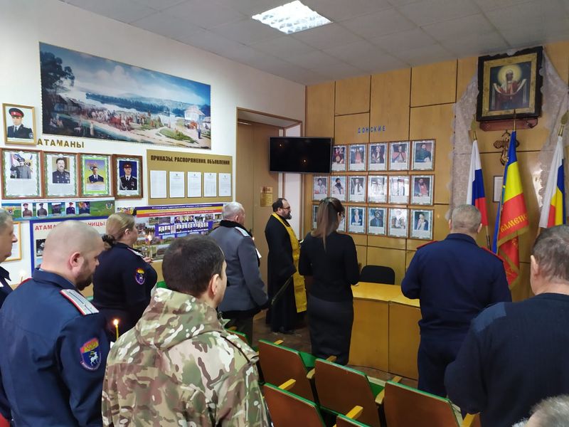 В штабе Донецкого округа ВКО ВВД духовником округа была отслужена панихида по погибшим бойцам штурмового казачьего отряда «Шторм»