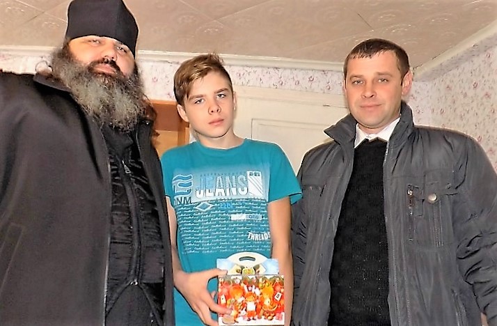К Международному дню инвалидов иерей Александр Туховский и глава Шумилинского сельского поселения В.В. Гребенников организовали социальную акцию