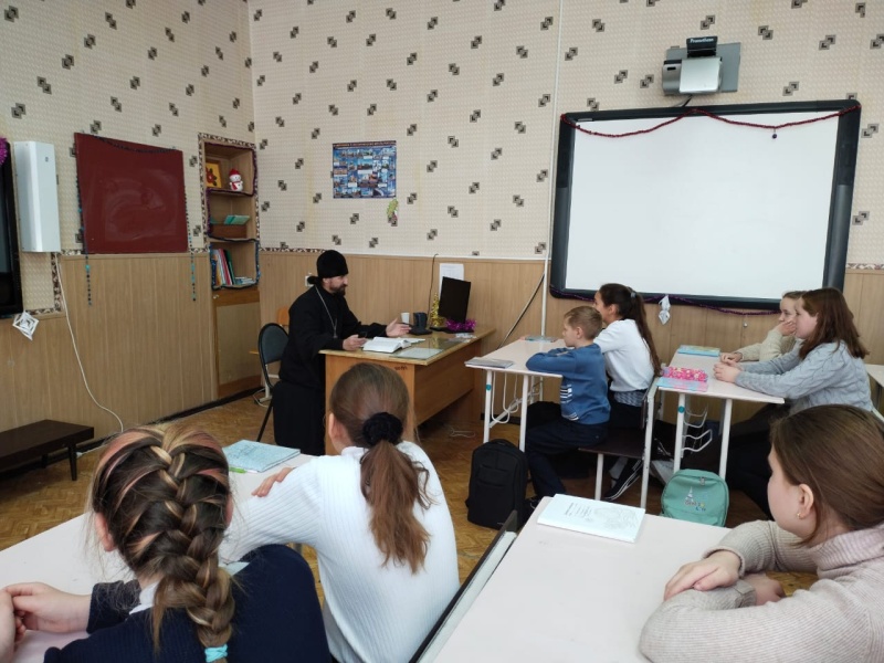 Иеромонах Арсений (Алимов) провел открытый урок в школе пос. Табунщиково, посвященный святому благоверному князю Александру Невскому