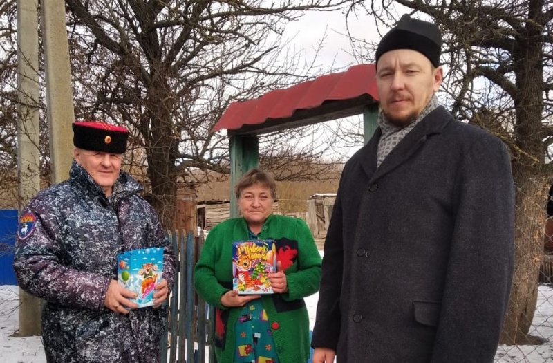 Рождественские подарки получили дети из многодетных, малоимущих семей и семей с детьми-инвалидами ст. Вешенской