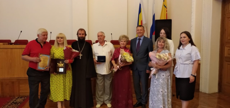 Благочинный Александровск-Грушевского округа поздравил с Днем семьи, любви и верности семьи, удостоившиеся наград Губернатора Ростовской области