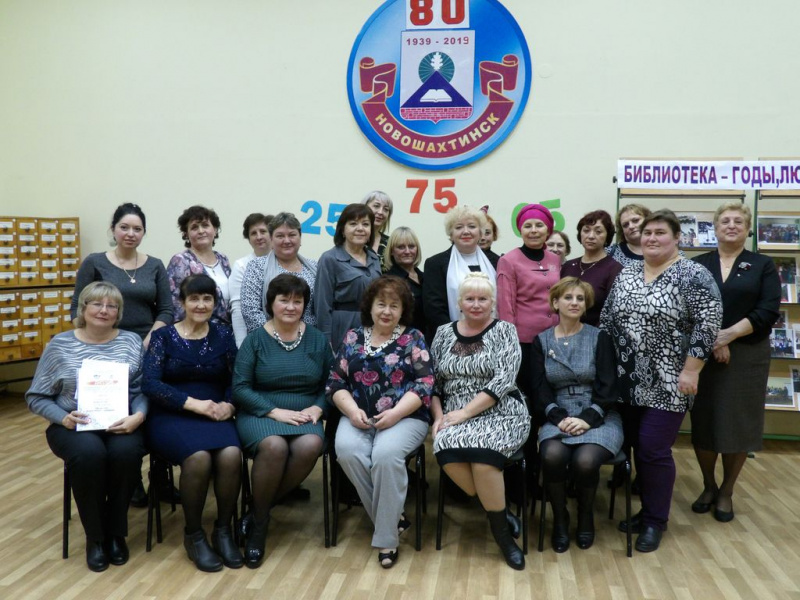 С 75-летием центральной городской библиотеки г. Новошахтинска поздравила сотрудников помощник благочинного Новошахтинского округа