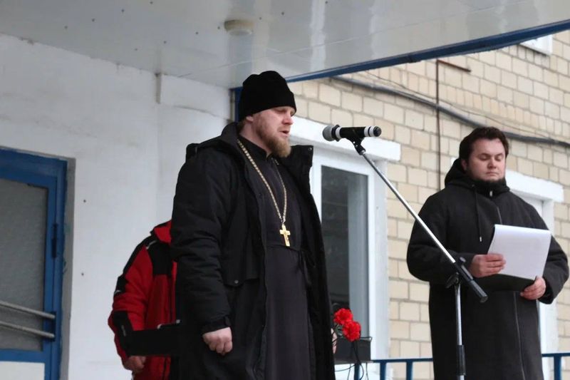 Благочинный Зверево-Никольского округа иерей Димитрий Дяур принял участие в открытии мемориальной доски в День героев Отечества