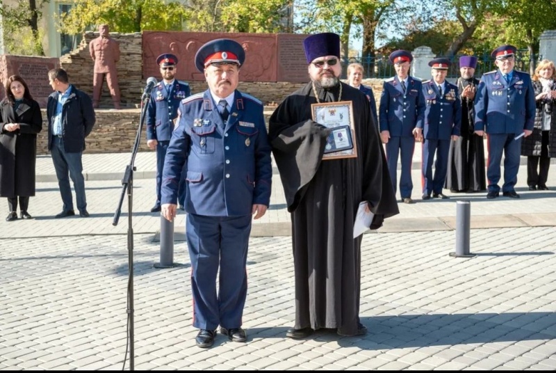 Окружной священник Донецкого округа ВКО ВВД принял участие в Губернаторском смотре казачьих образовательных учреждений в Белой Калитве и награжден грамотой Войскового атамана и медалью «За особые заслуги»