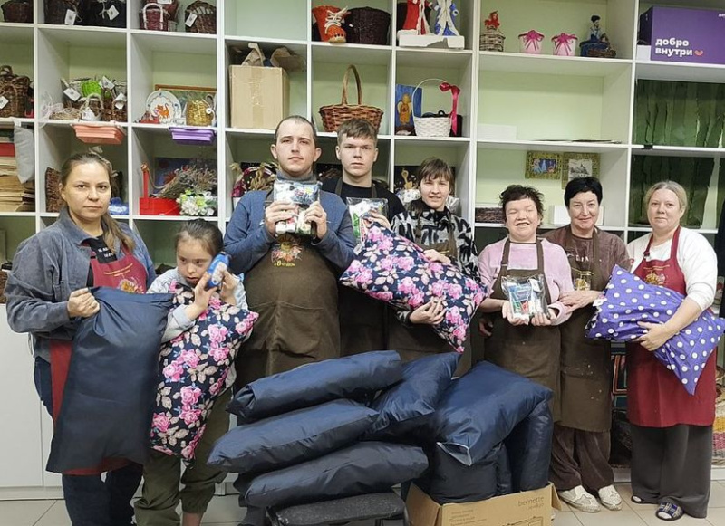 Добровольцы и дети мастерской «Волшебный стежок» передали военным балаклавы и подушки ручной работы