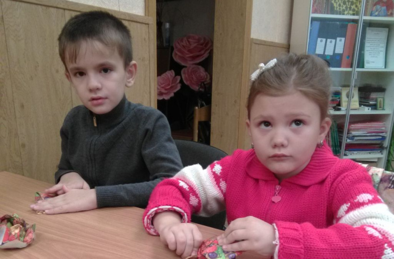 Воспитанники воскресной школы «Азы Православия» Донецкого Успенского Архиерейского подворья поздравили мам и бабушек с праздником матери