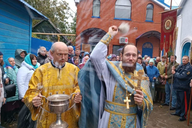 В Свято-Покровском храме города Шахты прошло торжественное богослужение, посвященное престольному дню