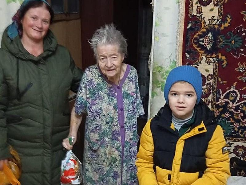 В ходе проведения благотворительной акции «В ожидании Рождественских чудес» пожилых людей поздравили с Новолетием и Рождеством Христовым
