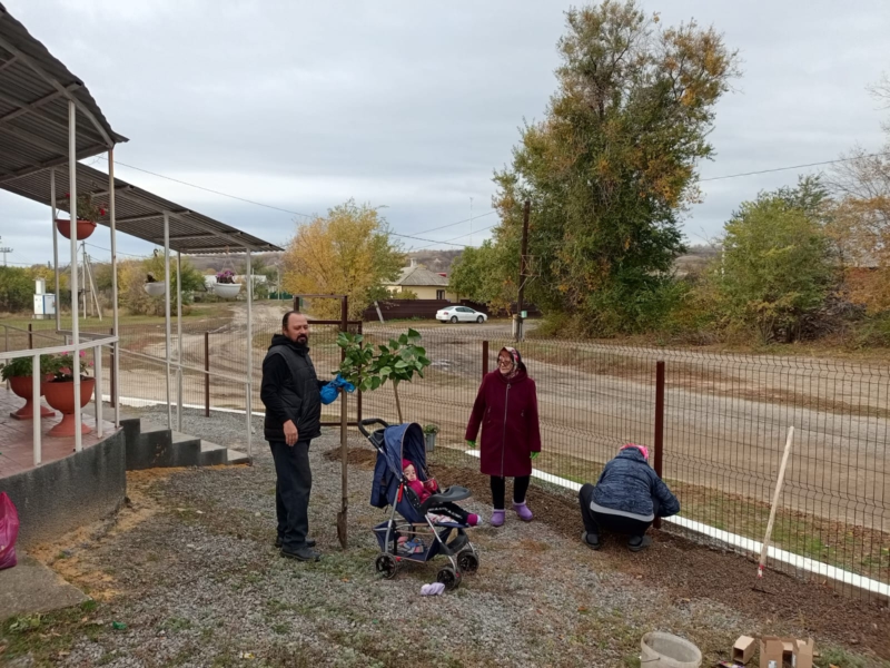 Прихожане храма Архангела Михаила села Первомайского озеленили прилегающую территорию