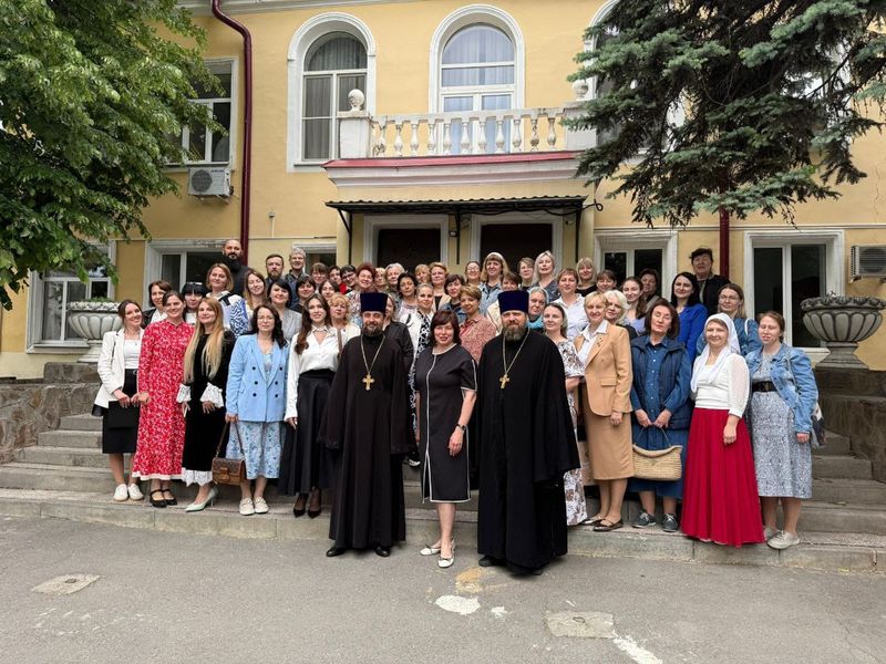 В актовом зале Свято-Георгиевской православной школы Ростова-на-Дону, состоялась конференция педагогов воскресных школ по реализации проекта «Взаимопосещение занятий педагогами воскресных школ и учебно-воспитательных групп приходов Ростовской-на-Дону епар