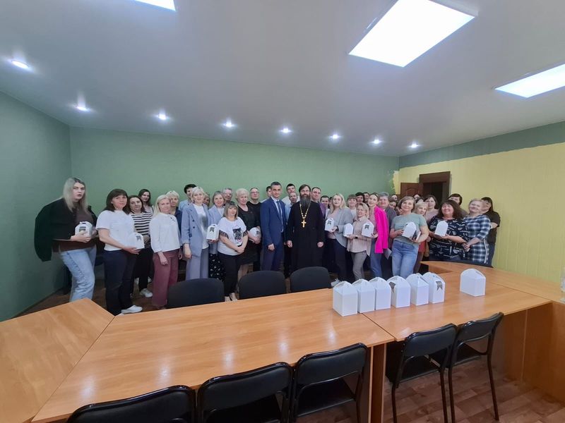 Благочинный приходов Александровск-Грушевского округа иерей Александр Теличкин встретился с коллективом Департамента городского хозяйства