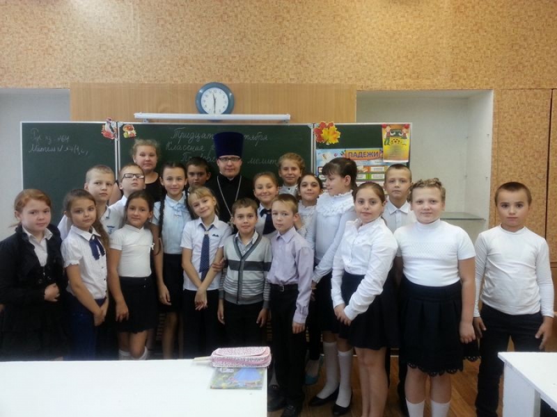 Клирик Никольского храма города Шахты принял участие в проведении урока «Основы Православной культуры»
