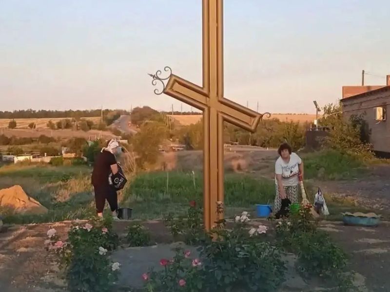 Малая родина начинается с уважения: в хуторе Маркин по инициативе жителей благоустроили территорию у поклонного креста