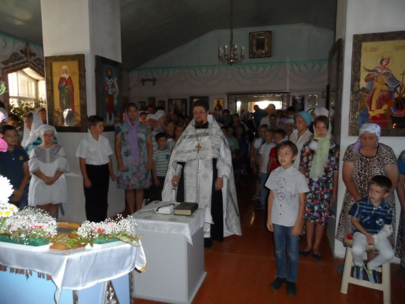 В храме святителя Николая пос. Чертково Чертково-Калитвенского благочиния был совершен молебен к началу учебного года