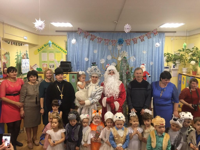 По приглашению директора станичного Детского сада «Казачок» станицы Калитвенской Севостьяновой Надежды Юрьевны иерей Игорь Лосев принял участие в новогоднем утреннике