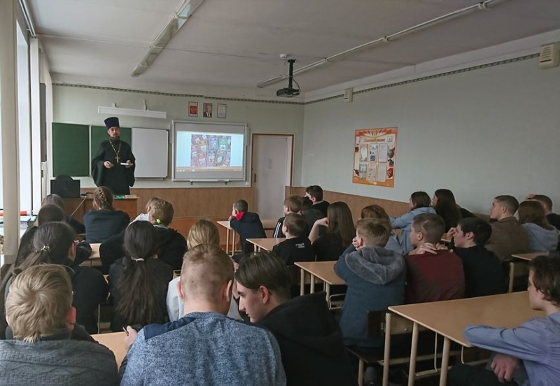 Иерей Иоанн Трофимов принял участие в школьном мероприятии ко Дню православной книги