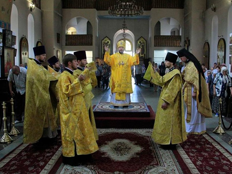 Преосвященнейший епископ Симон возглавил Божественную литургию в Покровском кафедральном соборе г. Шахты и совершил диаконскую хиротонию