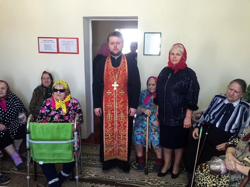 Благочинный приходов Кашарского округа иерей Георгий Грошев посетил Социально-реабилитационное отделение с. Первомайское и поздравил постояльцев с праздником Светлого Христова Воскресения