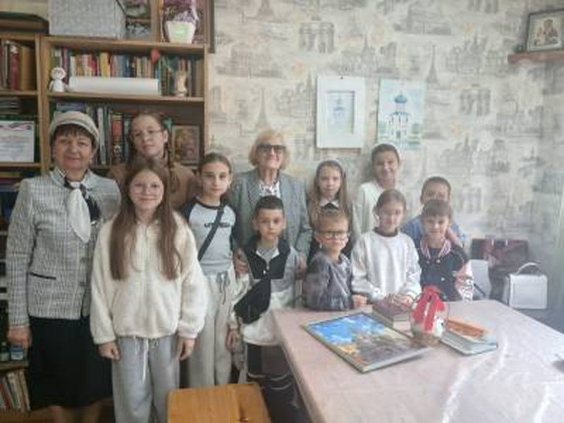 Руководитель воскресной школы «Светоч» при храме Матроны Московской г. Донецка провел урок православной книги.