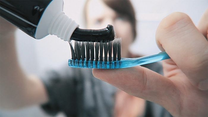 ЧЕТЫРЕ БЛАГОЧЕСТИВЫХ ОПЫТА С ЯЗЫКОМ И ЗУБНОЙ ПАСТОЙ