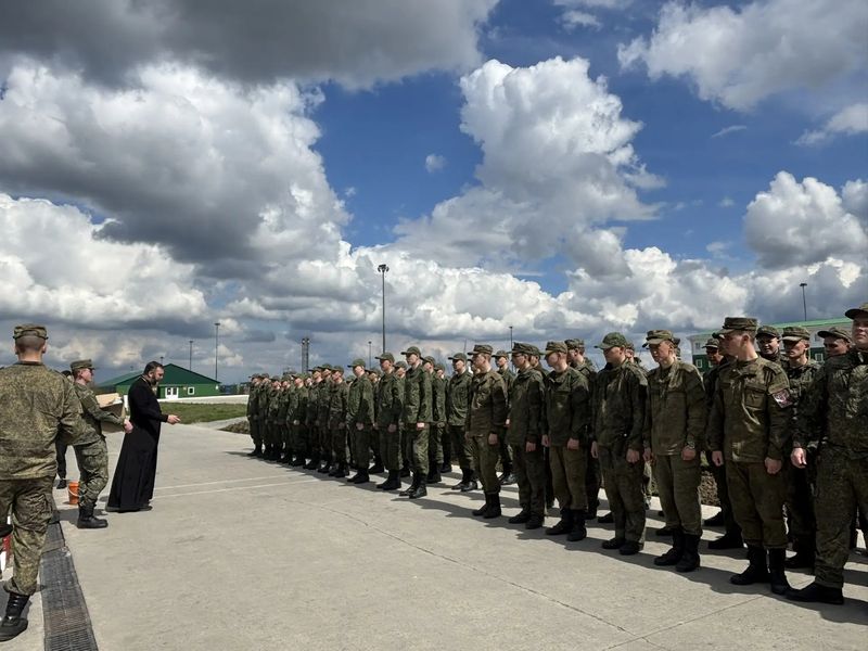 Настоятель храма Георгия Победоносца поздравил военнослужащих с Пасхой