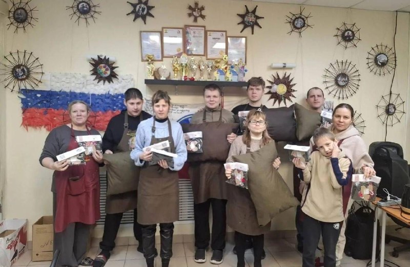 «Не для нас, а с нами»: Добровольцы из поселка Каменоломни дарят защитникам Отечества тепло своих рук  