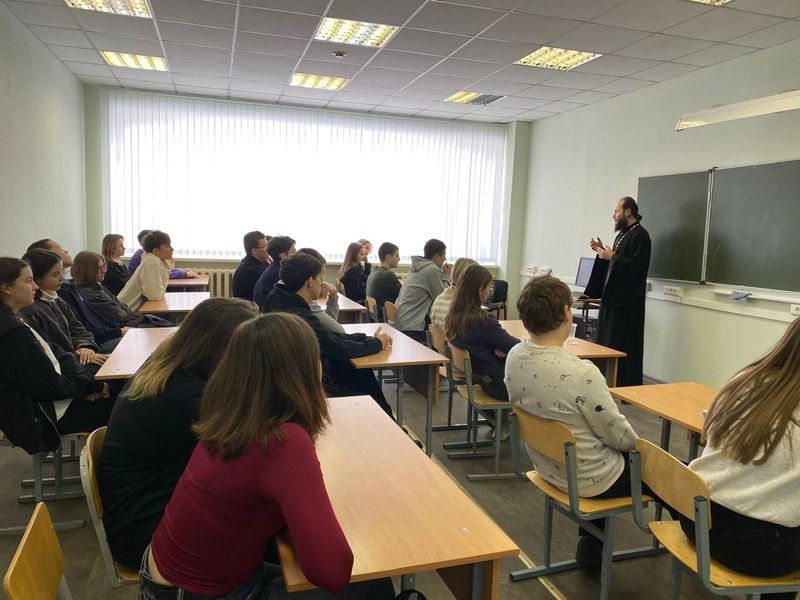 В физико-математической школе при ИСОиП ДГТУ города Шахты иерей Олег Брехов провел урок «Разговоры о важном»   