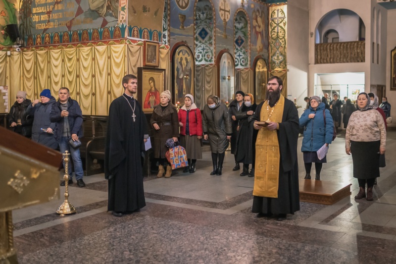 Приход Покровского кафедрального собора г. Шахты продолжает духовную традицию чтения Псалтири в Рождественский пост