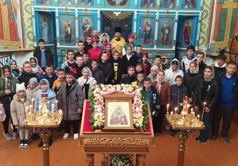 В день прославления всероссийских святителей в храме станицы Бессергеневской прошла праздничная Божественная литургия и состоялся традиционный крестный ход