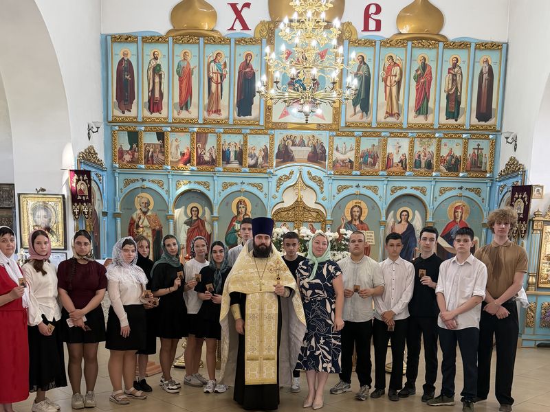 Священник благословил учащихся на успешную сдачу экзаменов