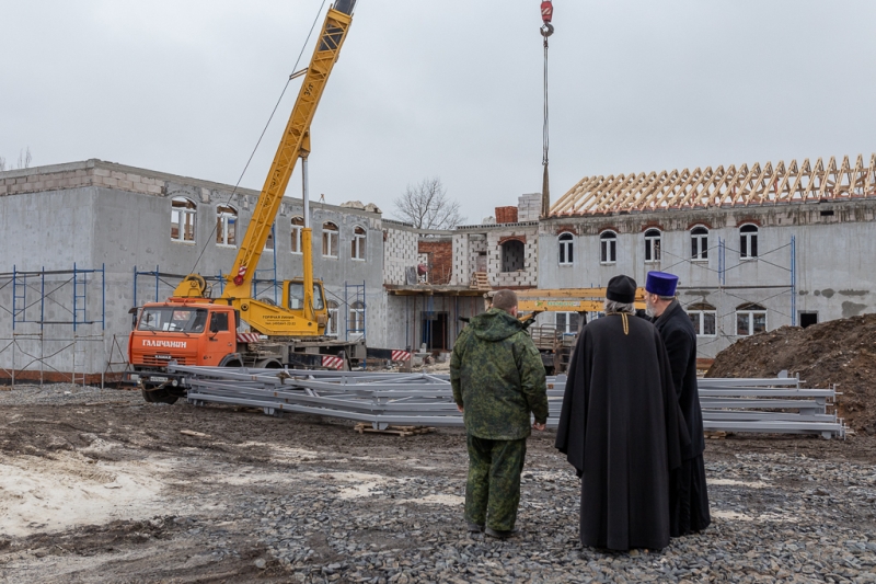 Преосвященнейший епископ Симон ознакомился с выполнением этапов строительства духовно-просветительского центра на подворье Покровского кафедрального собора города Шахты