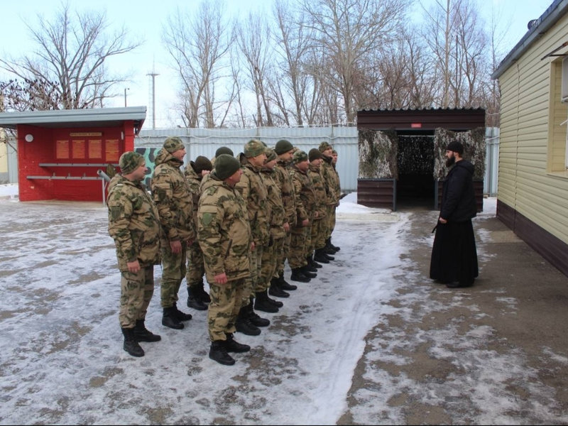 В Каменске-Шахтинском священник поздравил военнослужащих с Днем защитника Отечества