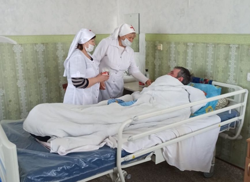 В пасхальные дни сестры милосердия посетили пациентов стационара городской больницы