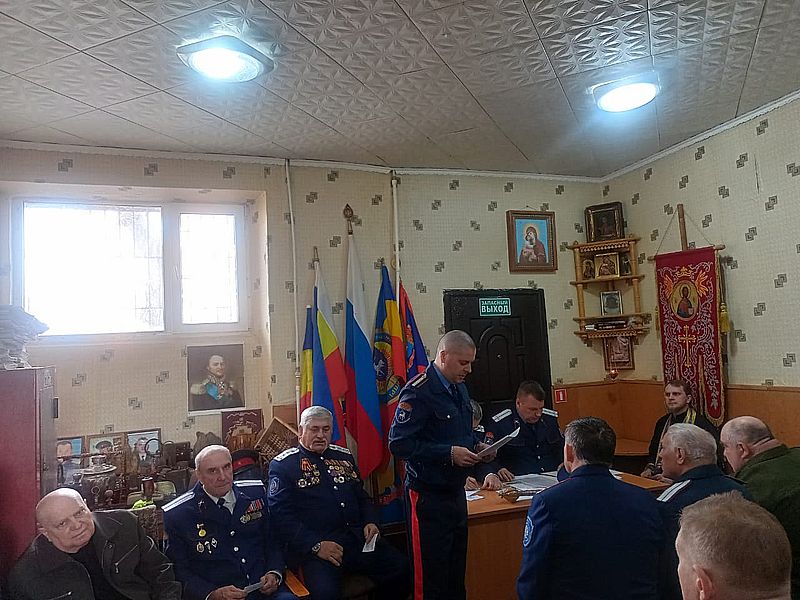 Иерей Димитрий Дяур благословил нового атамана на заседании Городского казачьего общества города Зверево