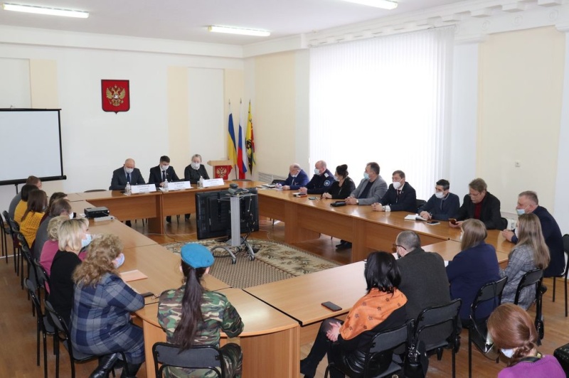 В годовой встрече главы шахтинской Администрации с городской общественностью принял участие епархиальный координатор конкурса «Православная инициатива»