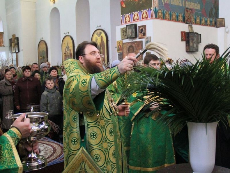 Накануне праздника Входа Господня в Иерусалим епископ Игнатий совершил Всенощное бдение в Покровском кафедральном соборе г. Шахты