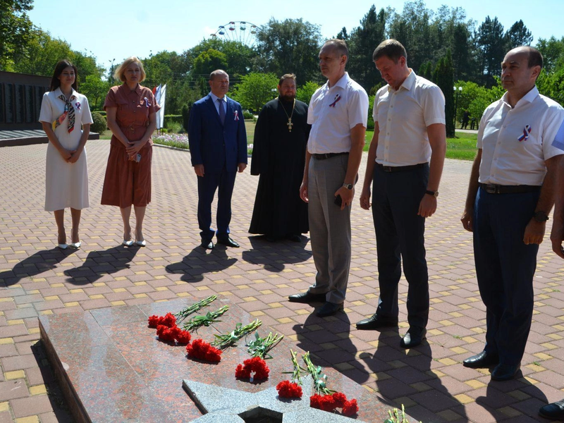 Благочинный приходов Донецкого округа возложил цветы к обелиску славы «Они сражались за Родину»