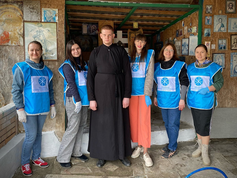 Добровольцы Александровск-Грушевского благочиния приняли участие в уборке на территории источника в честь Святой Троицы