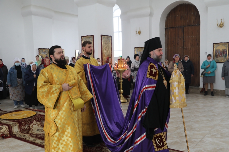 Преосвященнейший епископ Симон совершил архипастырский визит в храм святителя Николая города Зверево