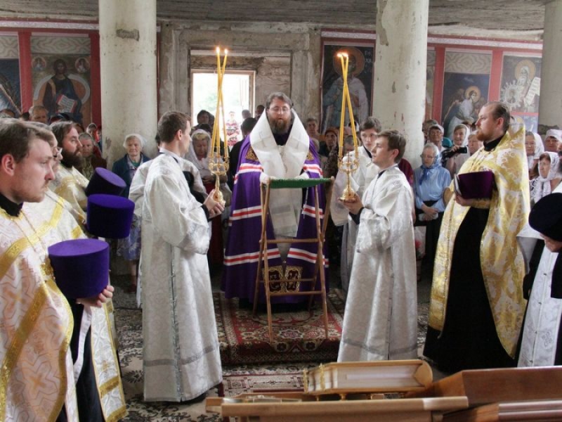 В праздник Вознесения Господня епископ Игнатий возглавил молебное пение в стенах будущего храма священномученика Захария (Лобова) г. Новошахтинска