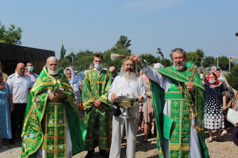 Соборным богослужением прихожане отметили престольный праздник храма преподобного Серафима Саровского Каменского благочиния х. Красновка