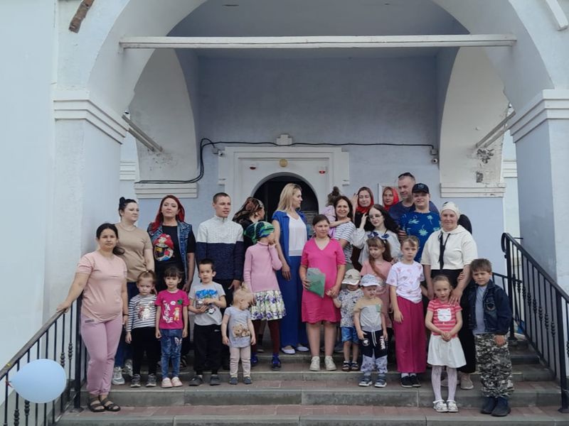 Праздник в Донском храме Новошахтинска «Пусть счастливо смеются дети ... «