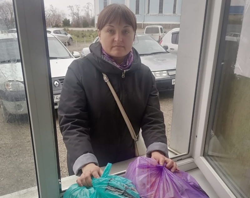 В Александровск-Грушевском благочинии оказывается помощь продуктами и бытовой химией многодетным семьям