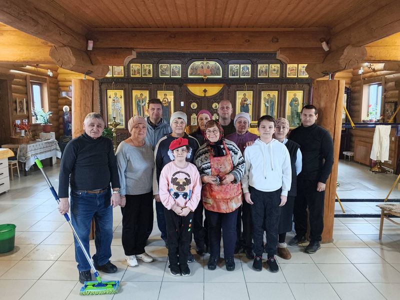 Прихожане храма апостола Андрея Первозванного города Каменска-Шахтинского навели порядок в храме перед престольным праздником